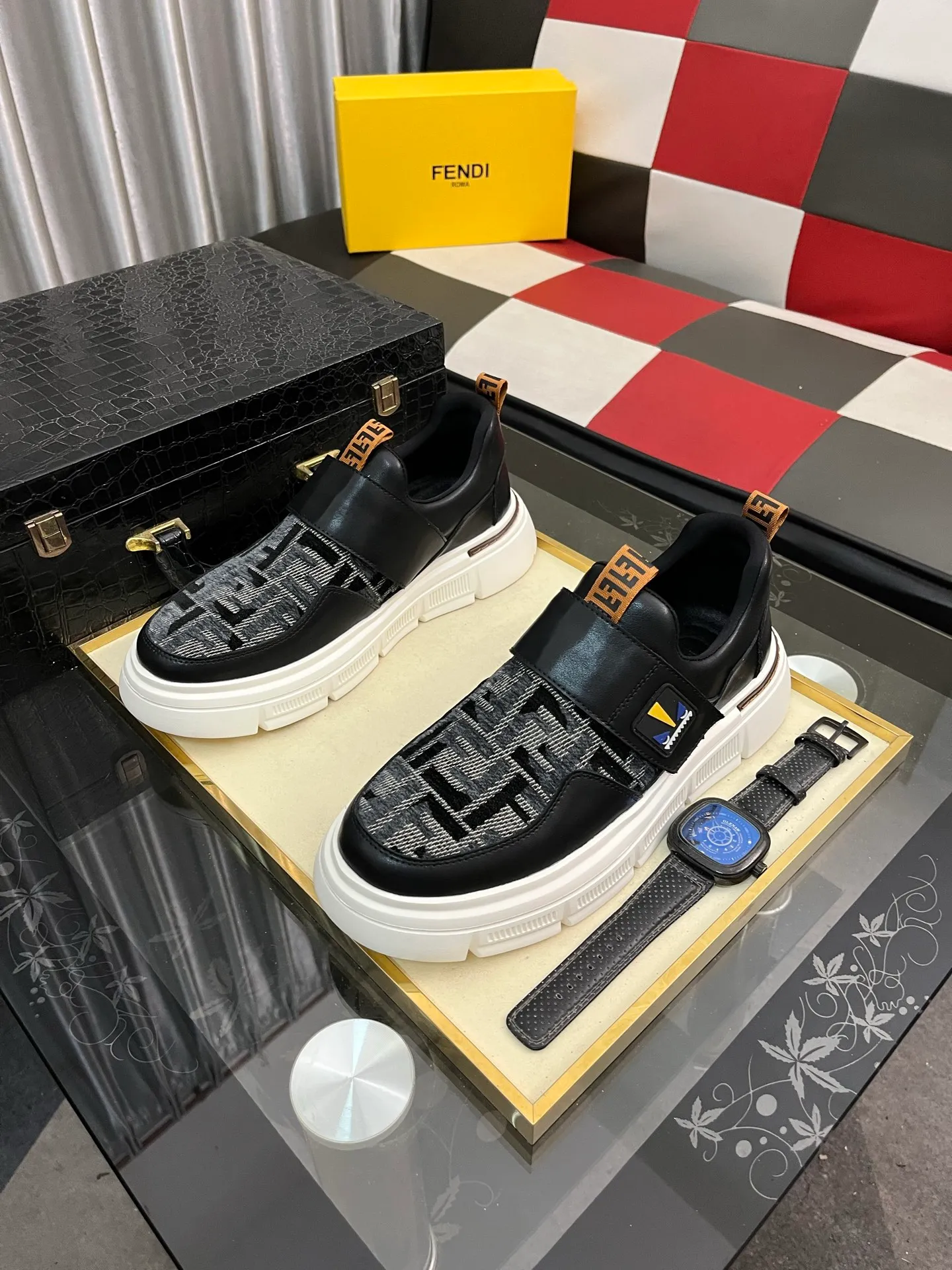 Men's Men's Shoes💰420⌚️⌚️[FENDI] Fendi's classic and comfortable men's, this complex sneaker is made of soft calfskin➕genuine leather lining➕original ultra-light rubber material with rough outsole. This unique light style is suitable for the casual and refined sensibility of this season. It is comfortable and natural on the feet. It is an everyday style for casual travel in autumn and winter! Code number: 38−443️⃣Colors available